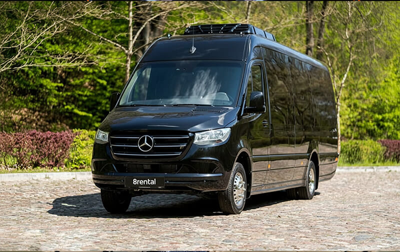 Sprinter negra con acabado ejecutivo, vista de tres cuartos