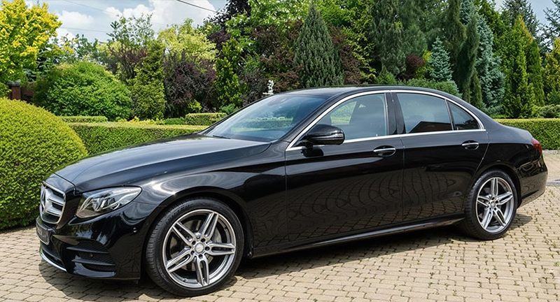 Berlina Mercedes-Benz Clase E, vista frontal